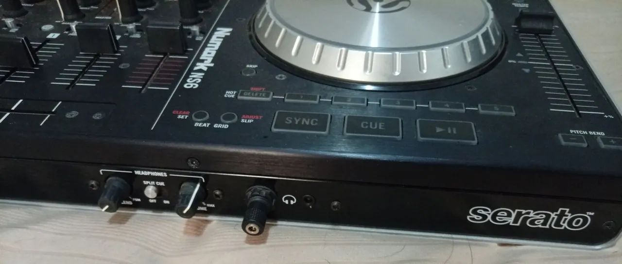 Controladora de  DJ de 4 canais com mixer embutido. Numark NS6 - Foto 3