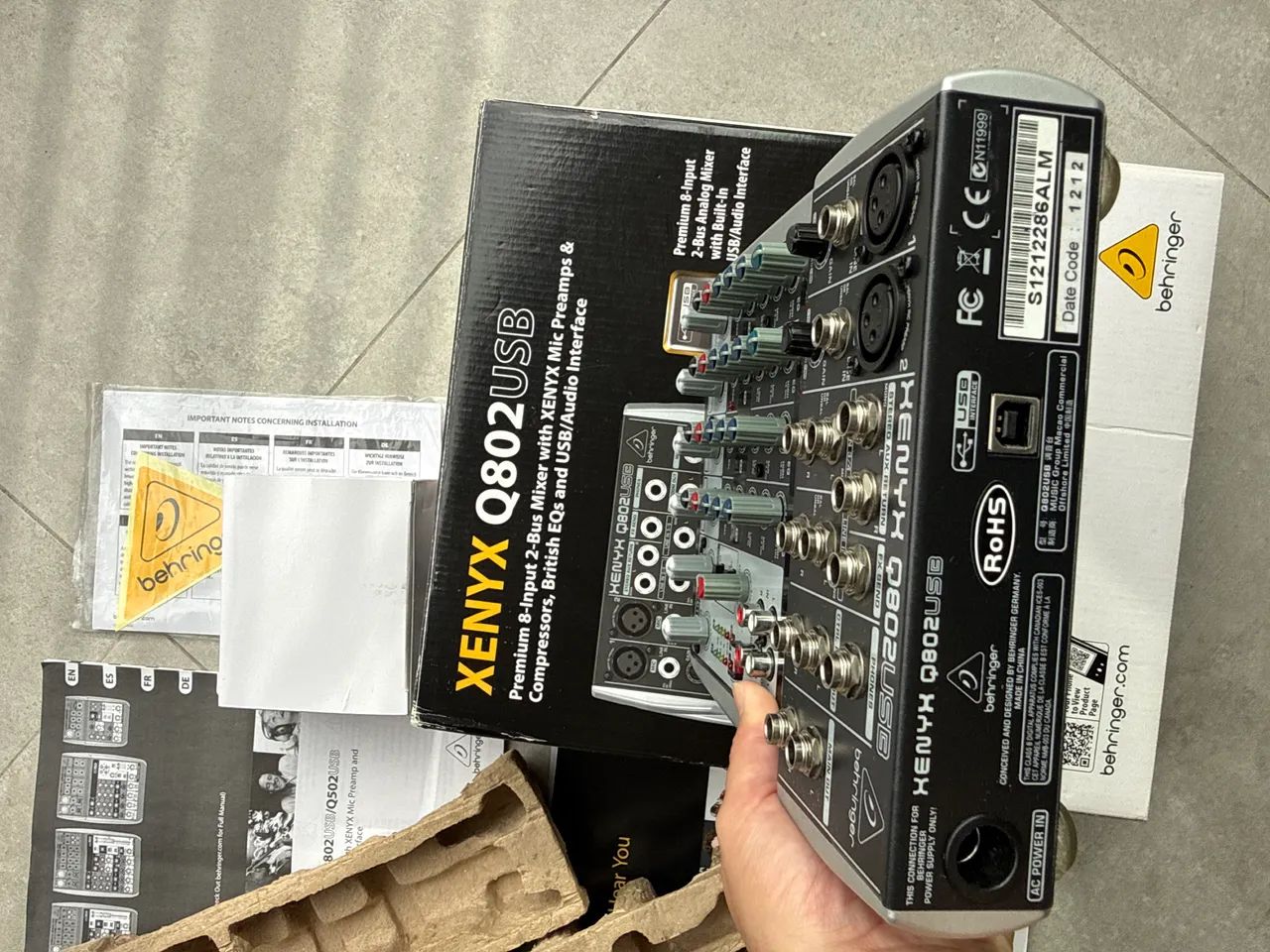 Mesa de Som Behringer Xenyx Q802USB - Interface USB + Compressor