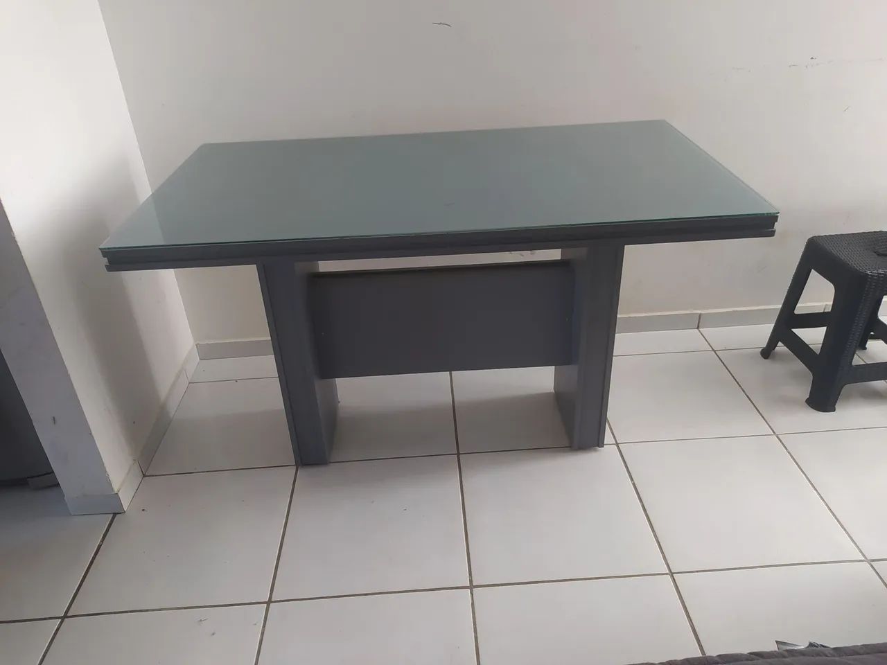 Vendo mesa 100% MDF bem conservada tanto com vidro - Foto 3