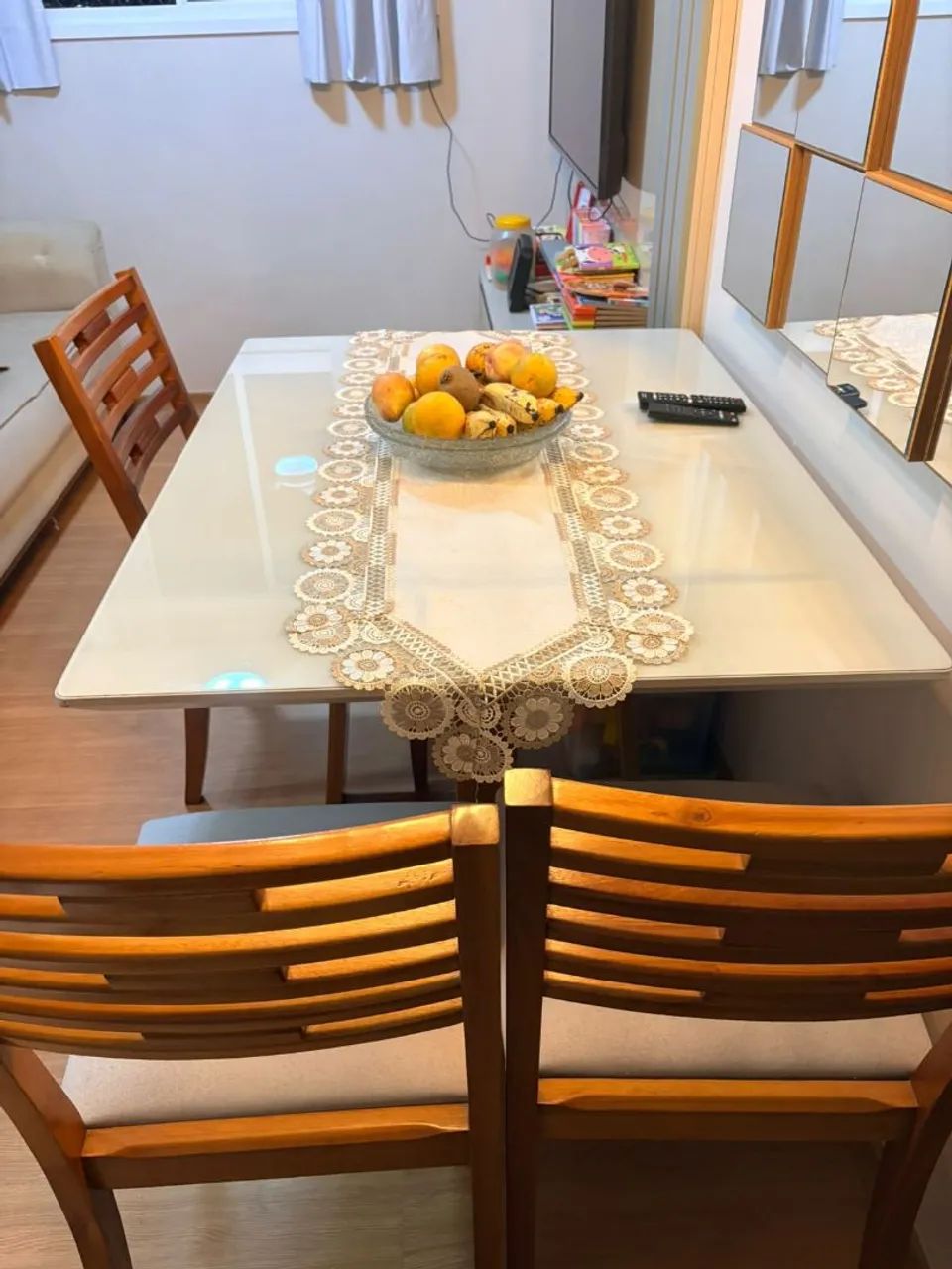 VENDO MESA COM 4 CADEIRAS - Foto 3