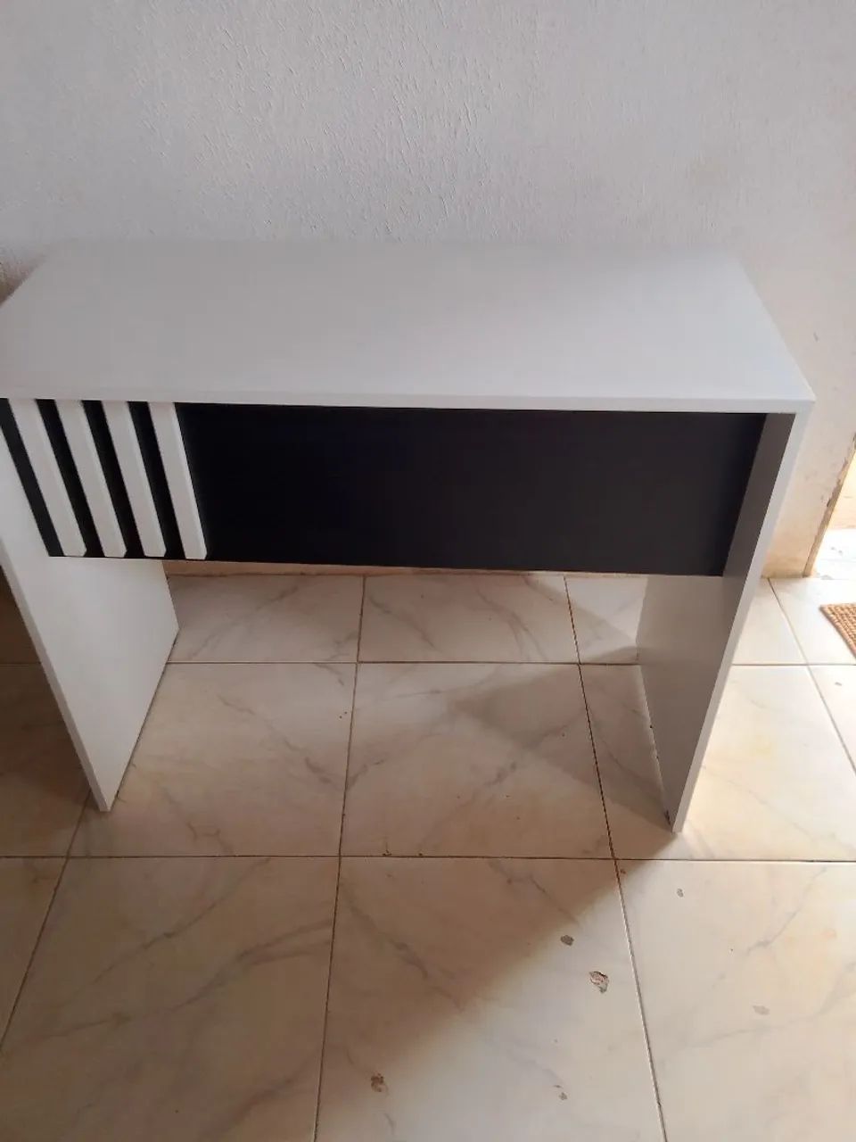 Mesa com detalhes ripado 