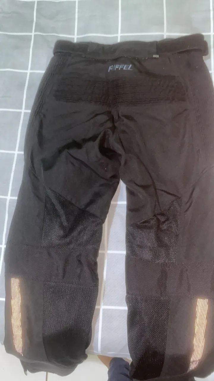 Calça de trilha de couro com proteção no joelho 