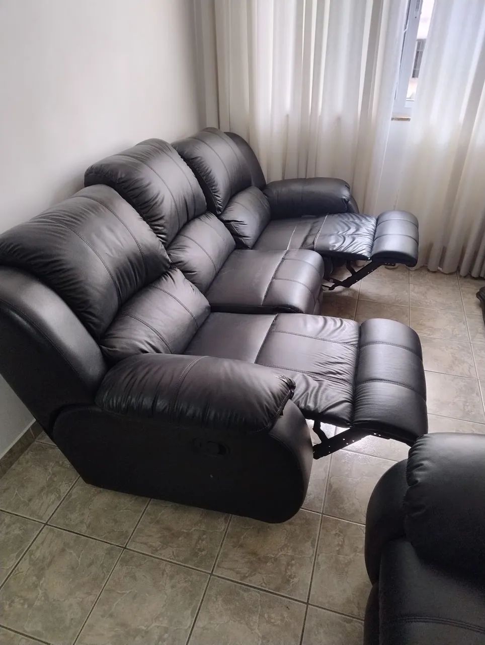 sofás 2 e 3 lugares reclináveis da Plenitude, couro legítimo preto. - Foto 4