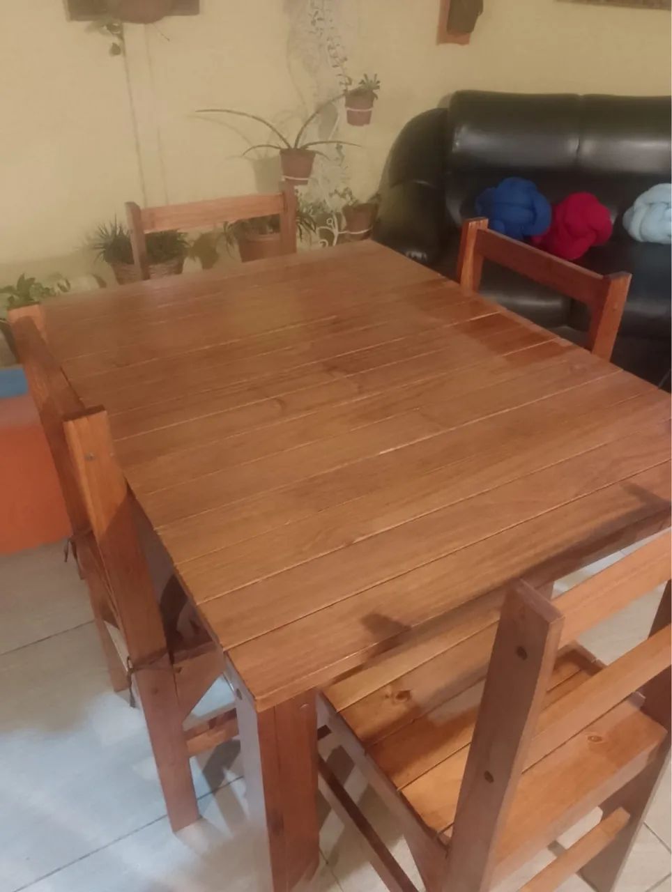 Vendo mesa de madeira em ótimo estado  - Foto 2