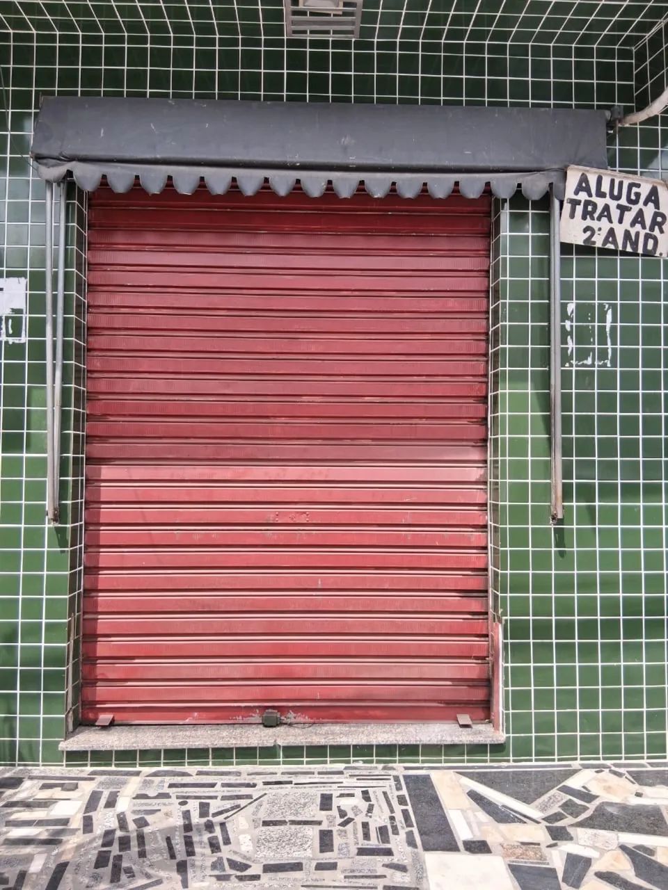 ALUGA-SE UM GALPÃO