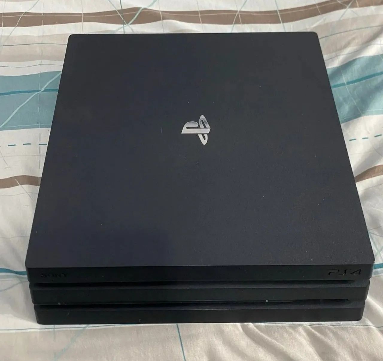 PlayStation 4 Pro 1TB + 2 Controles + Jogo Biohazard (Completo) - Foto 2