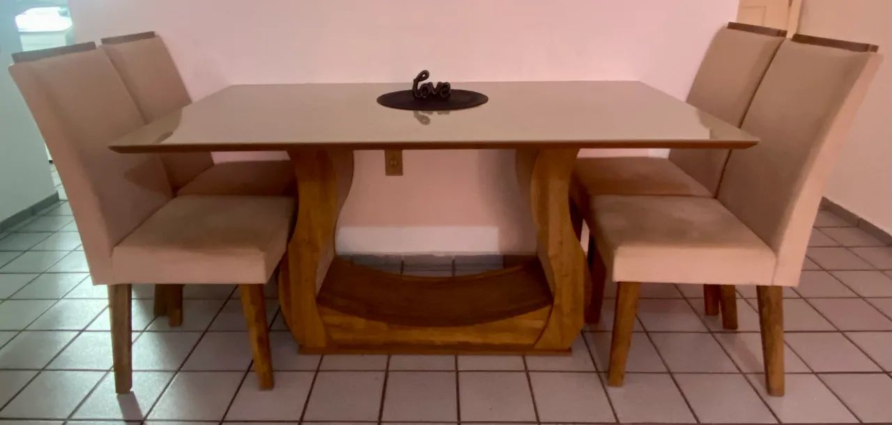 VENDO MESA DE JANTAR COM 6 CADEIRAS SEM MARCAS DE USO