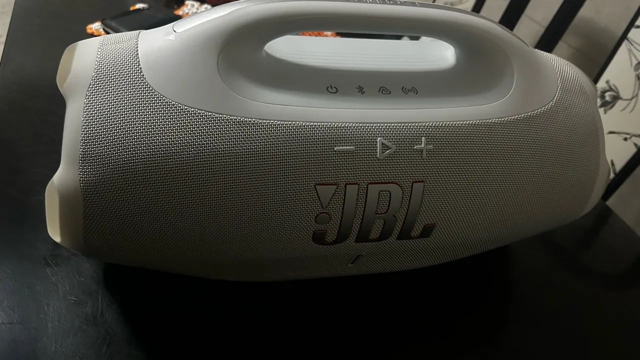 Vendo bombox 4 - cor branca 