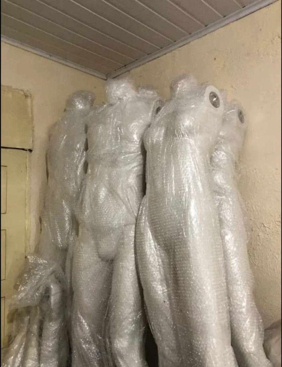 Araras para roupas e manequim  - Foto 2
