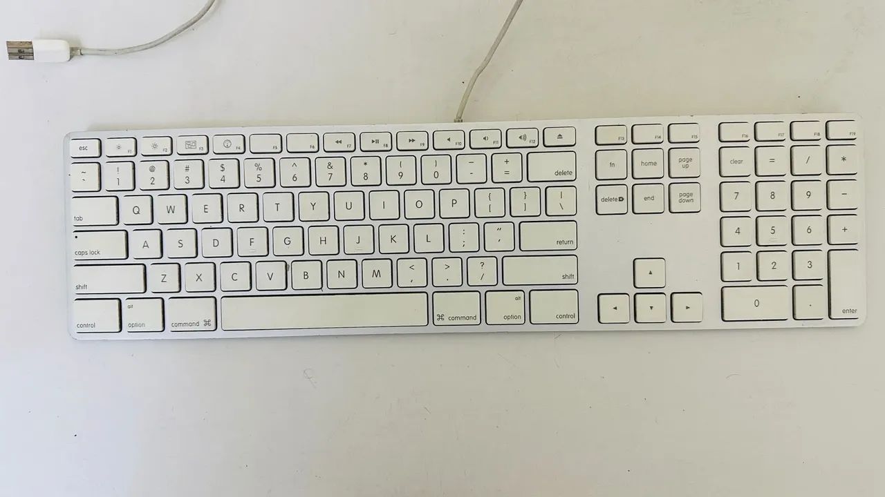 Teclado original Apple com fio