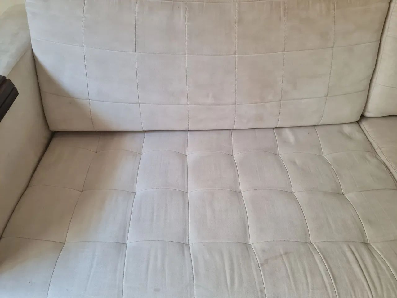 Sofa 3 lugares bege de suede - Foto 2
