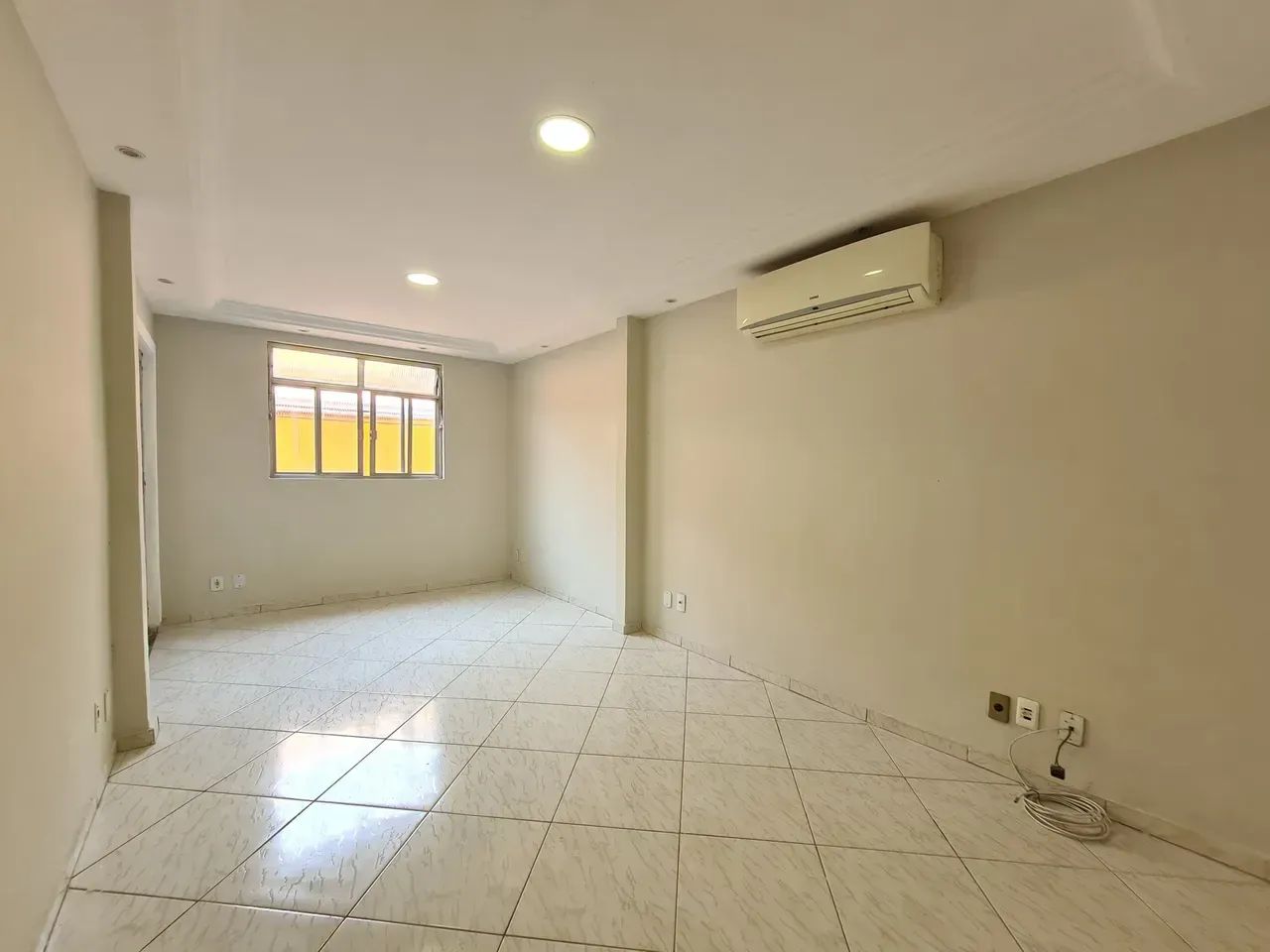 Excelente casa com 03 quartos, 03 banheiros, terraço e churrasqueira no centro de Comendad - Foto 4