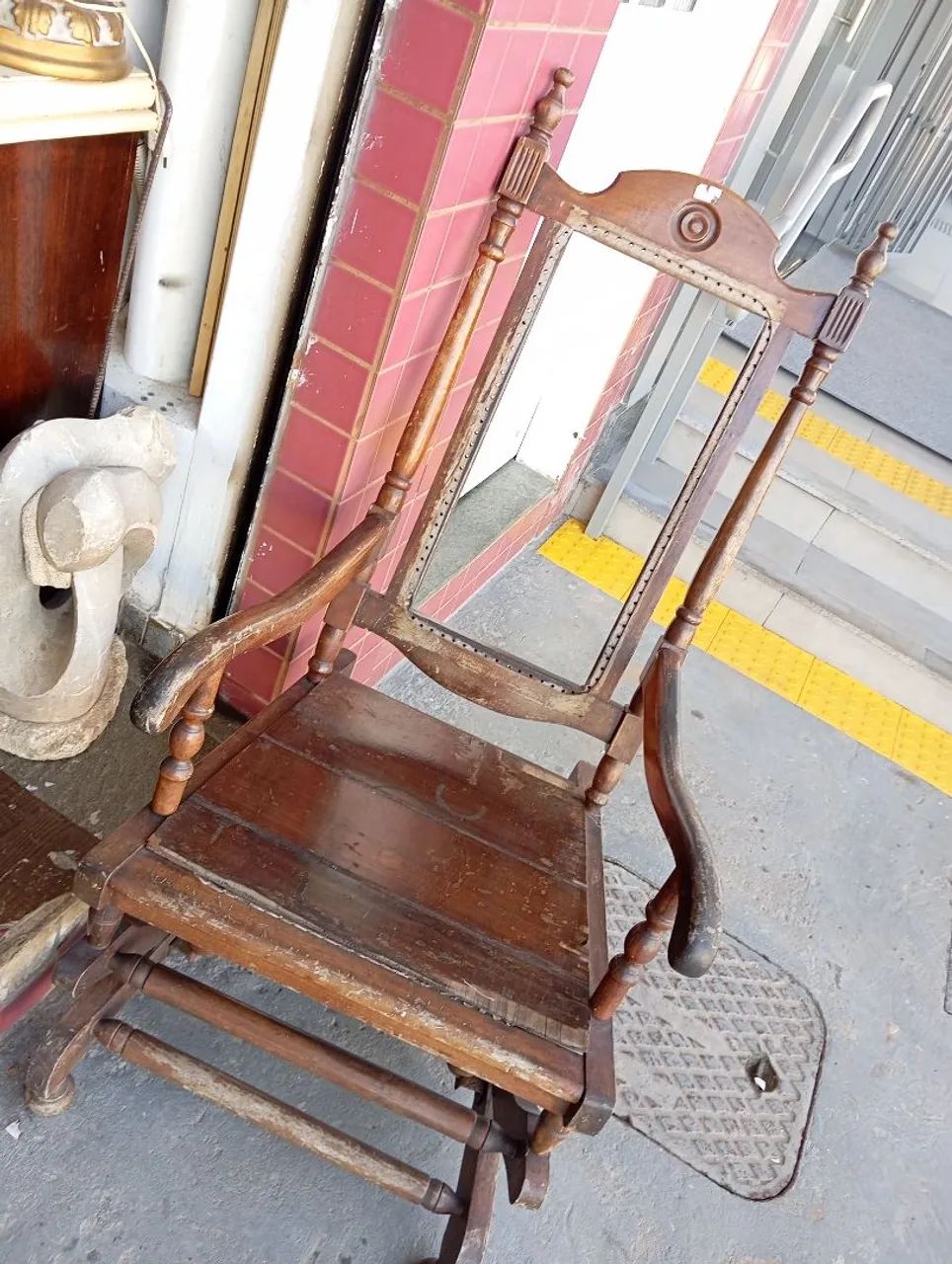 Poltrona de balanço em imbuía. - Foto 4