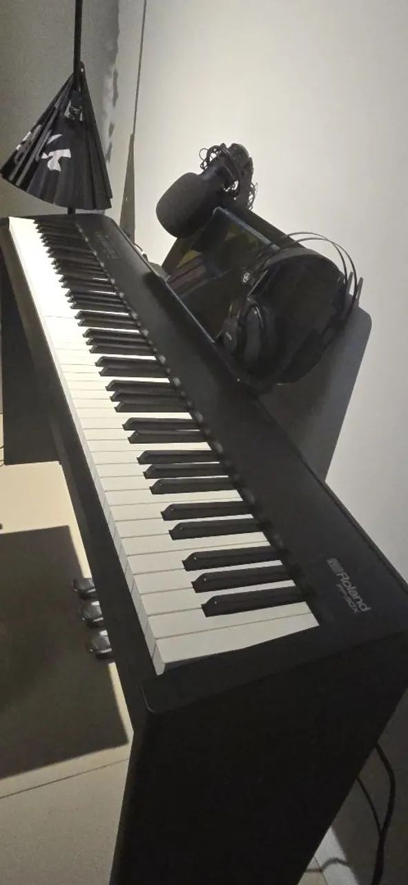 Roland FP30X Completo com Pedal Triplo, Estante e Banqueta
