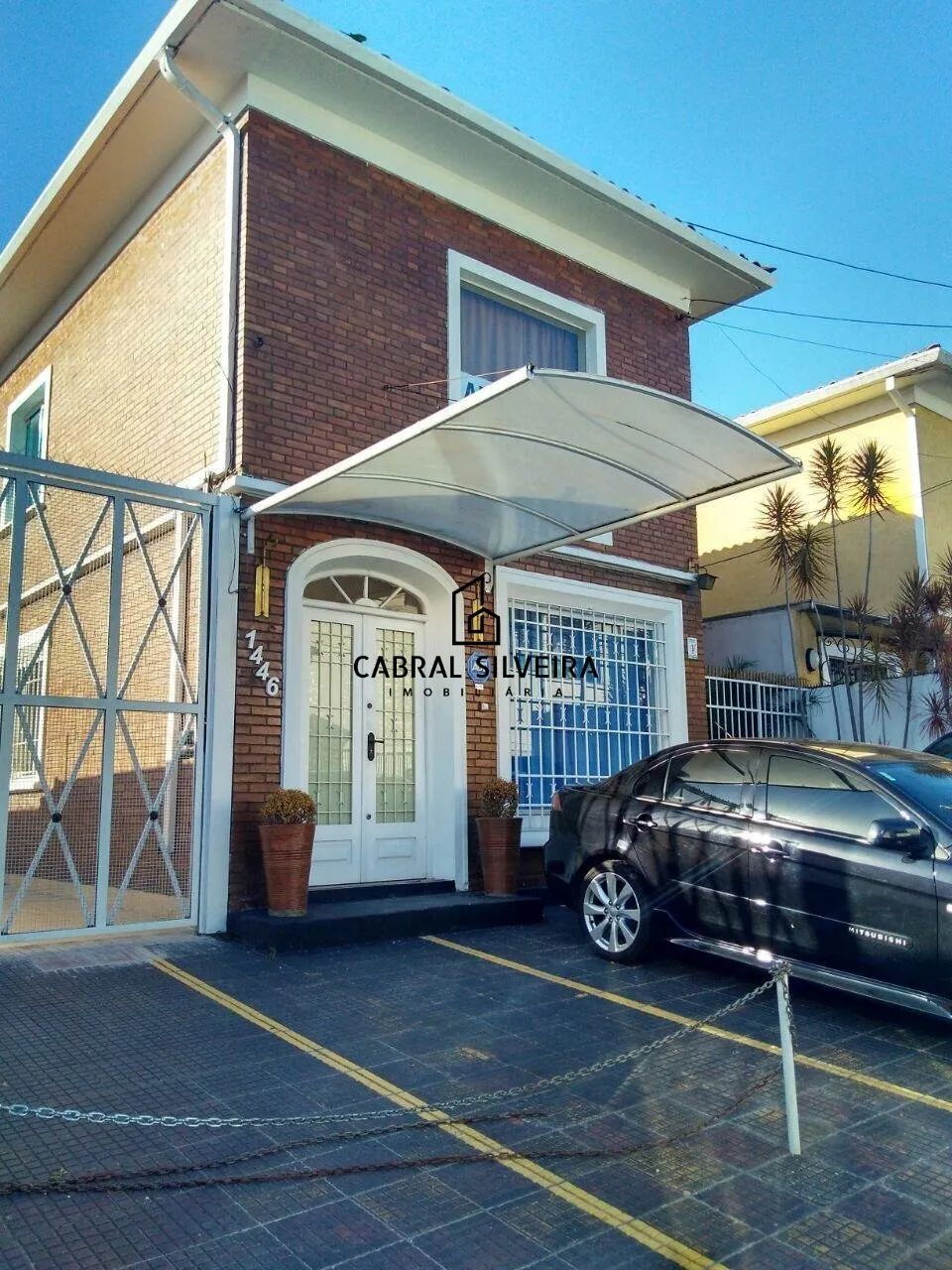 Casa Comercial com Ampla Estrutura e Vagas em Moema
