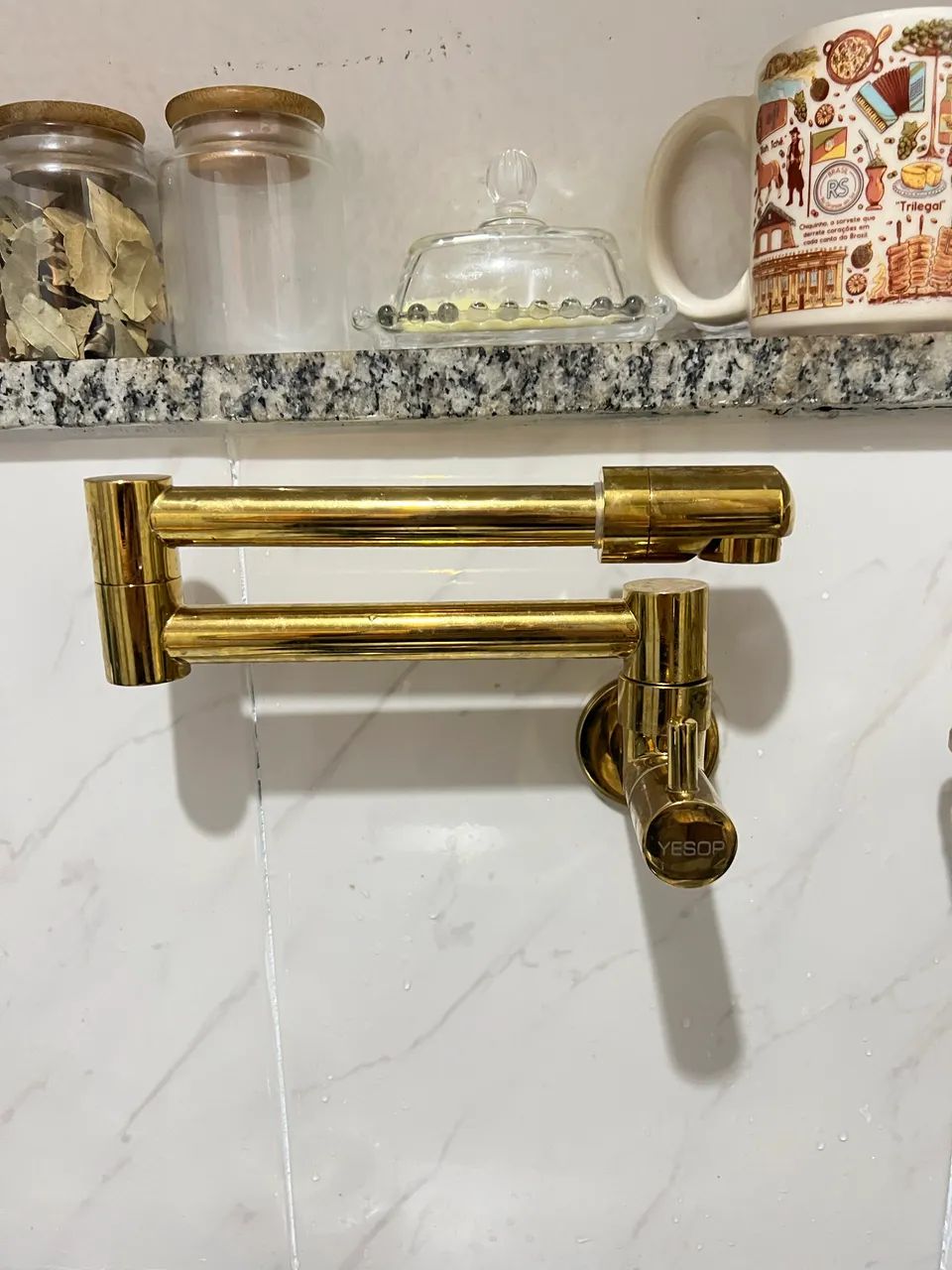 Torneira dobrável dourada