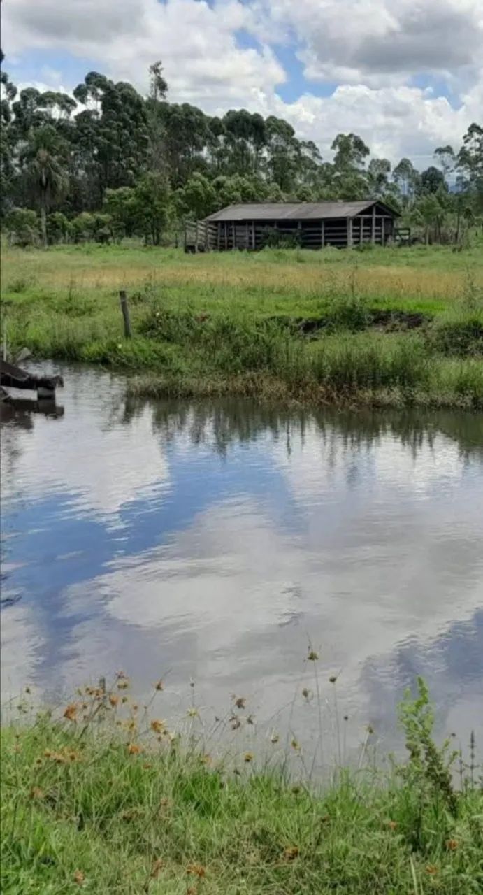 Sitio com açude e galpão