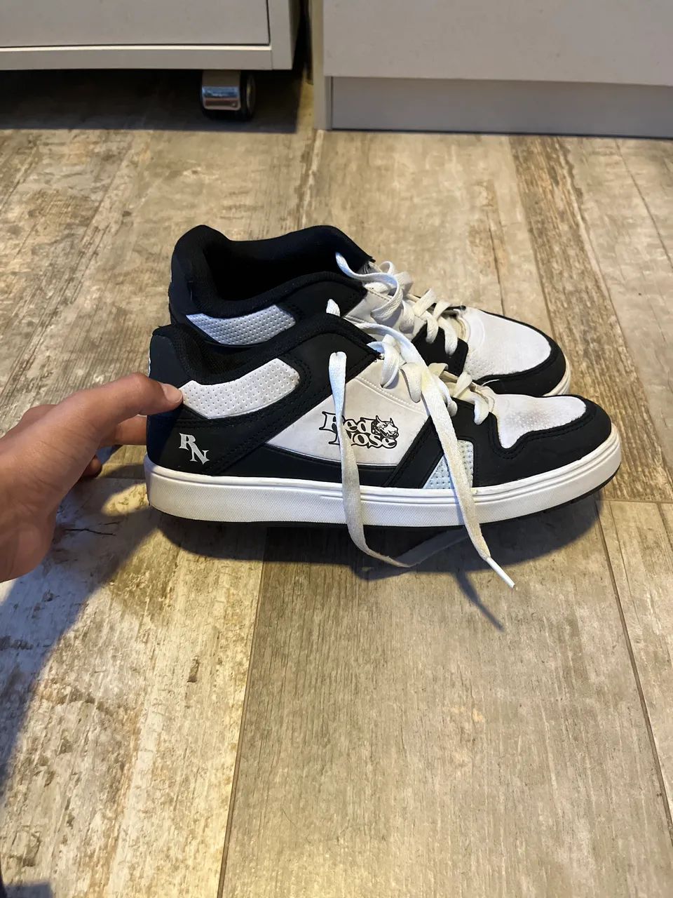 Tênis adidas e red nose - Foto 4