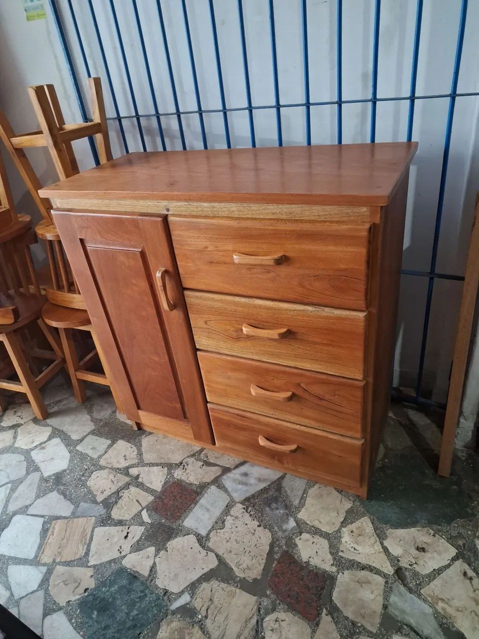 Cômoda de madeira maciça