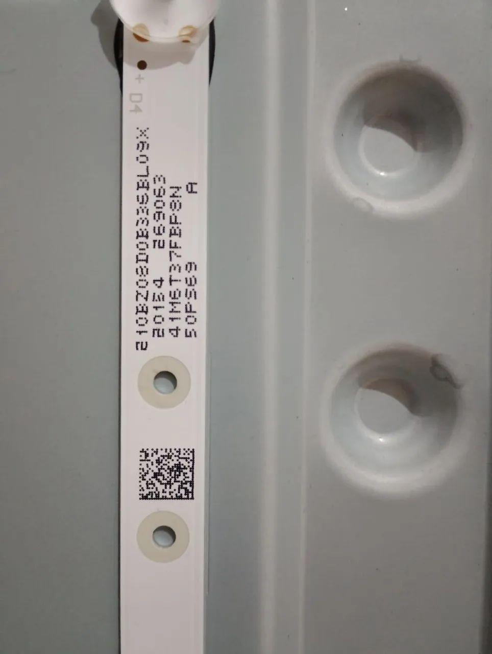 Led em ótimo estado e vai com a parte de traz da tv 