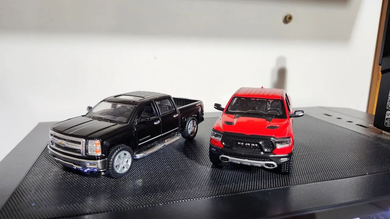 Conjunto com 2 miniaturas de caminhotes, Doge Ram e Chevrolet Silverado
