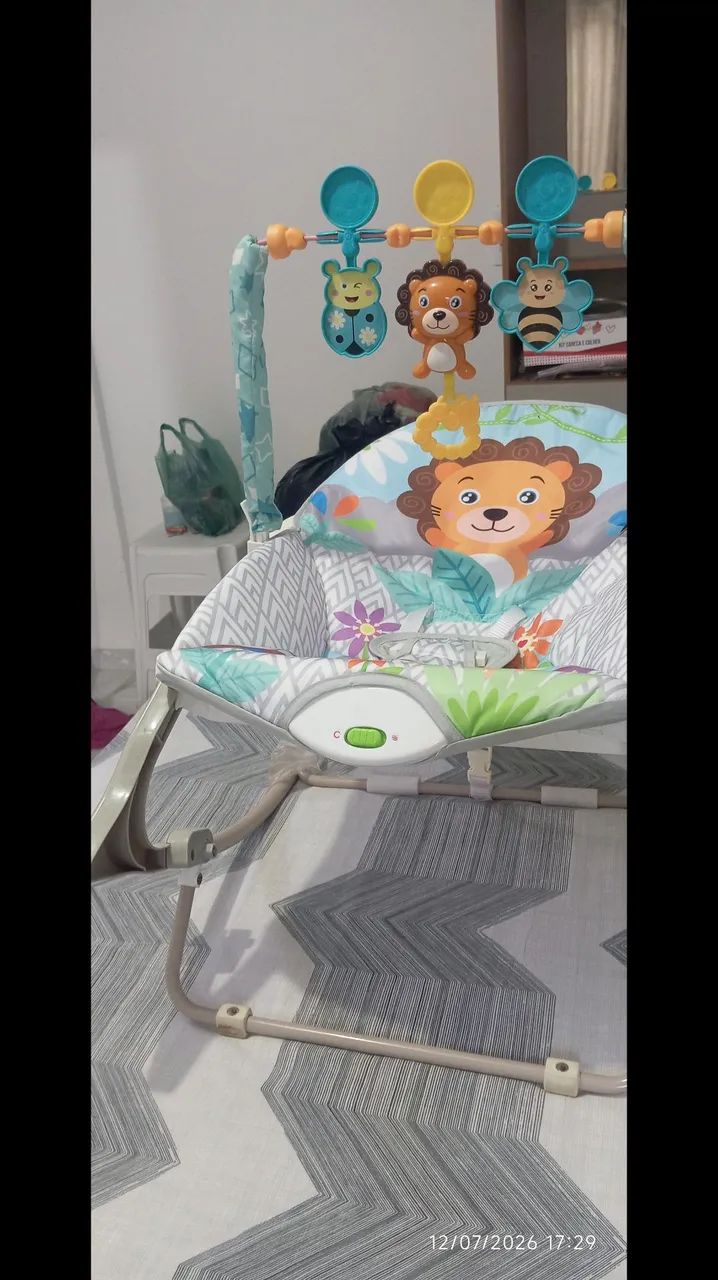 Cadeira de balanço e descanso muito bem conservada