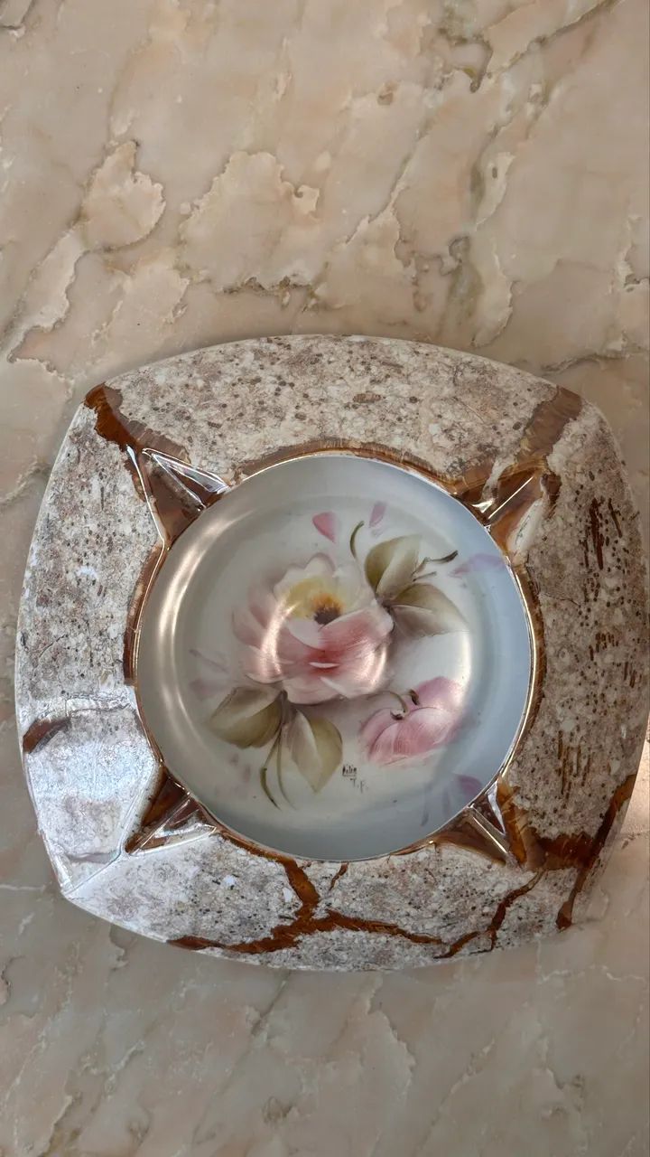 Belíssima peça de porcelana - Cinzeiro Pintura a mão  - Foto 5