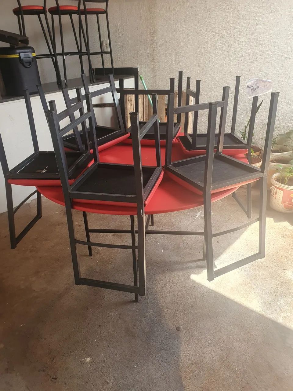 Mesa com  seis cadeiras 
