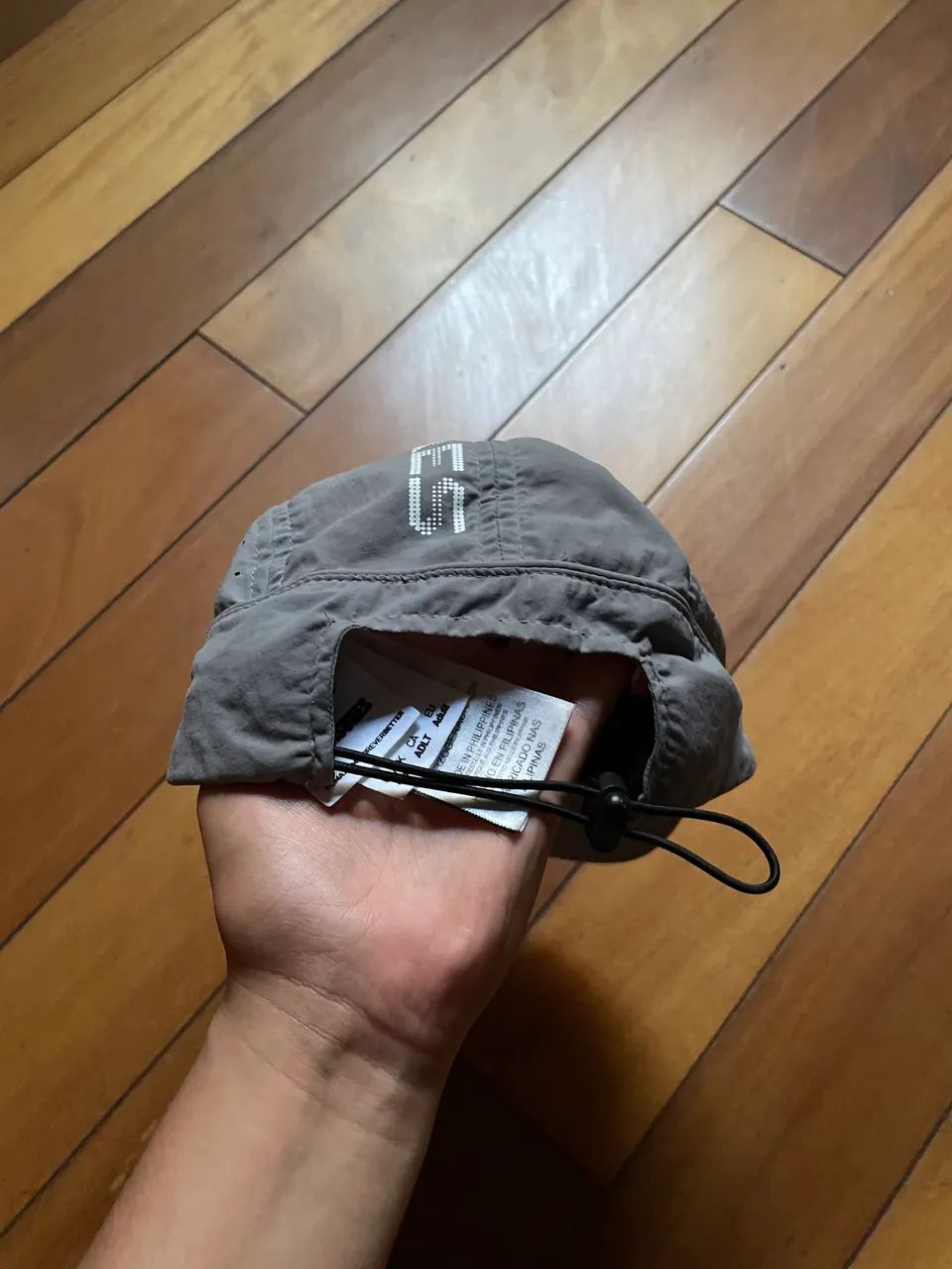 Boné Puma x Pleasures 5 Panel Cinza  - Foto 2
