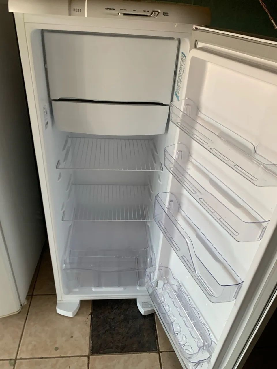 Vendo esse geladeira semi nova  - Foto 2