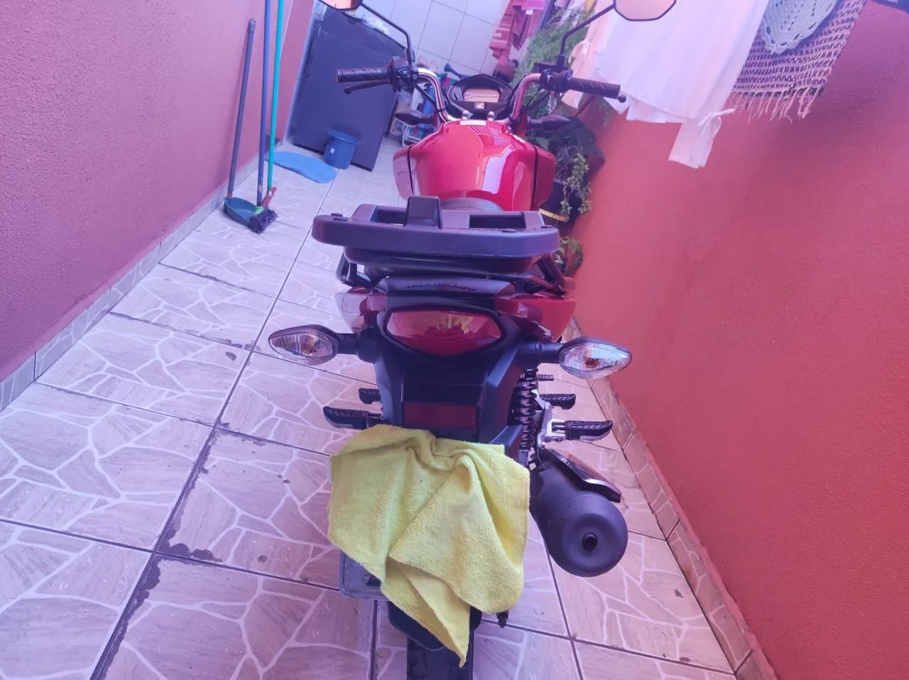 Moto bem conservada e baixa kilometragem - Foto 3