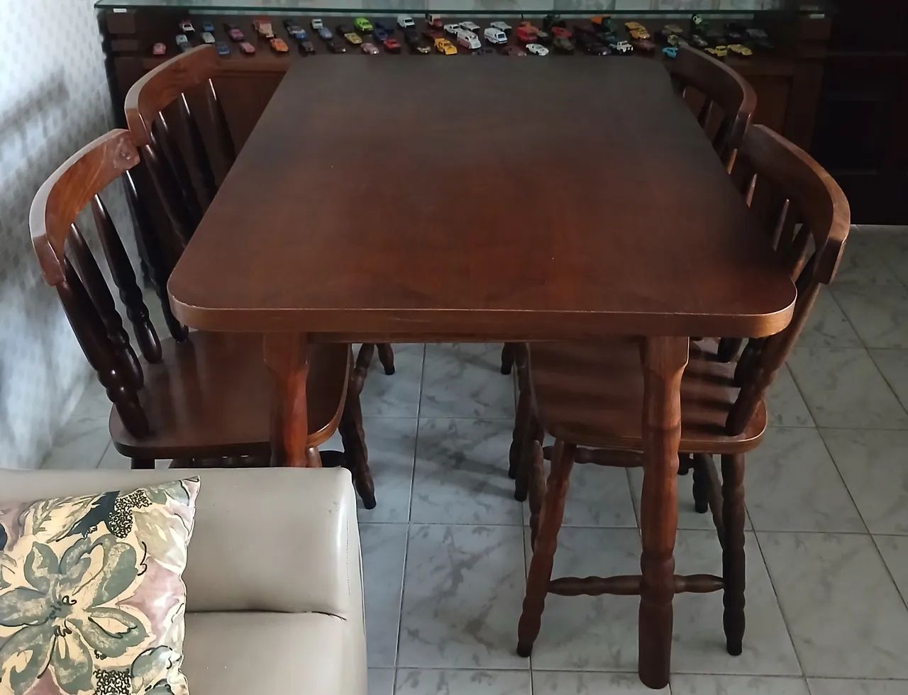 Mesa de madeira com quatro cadeiras