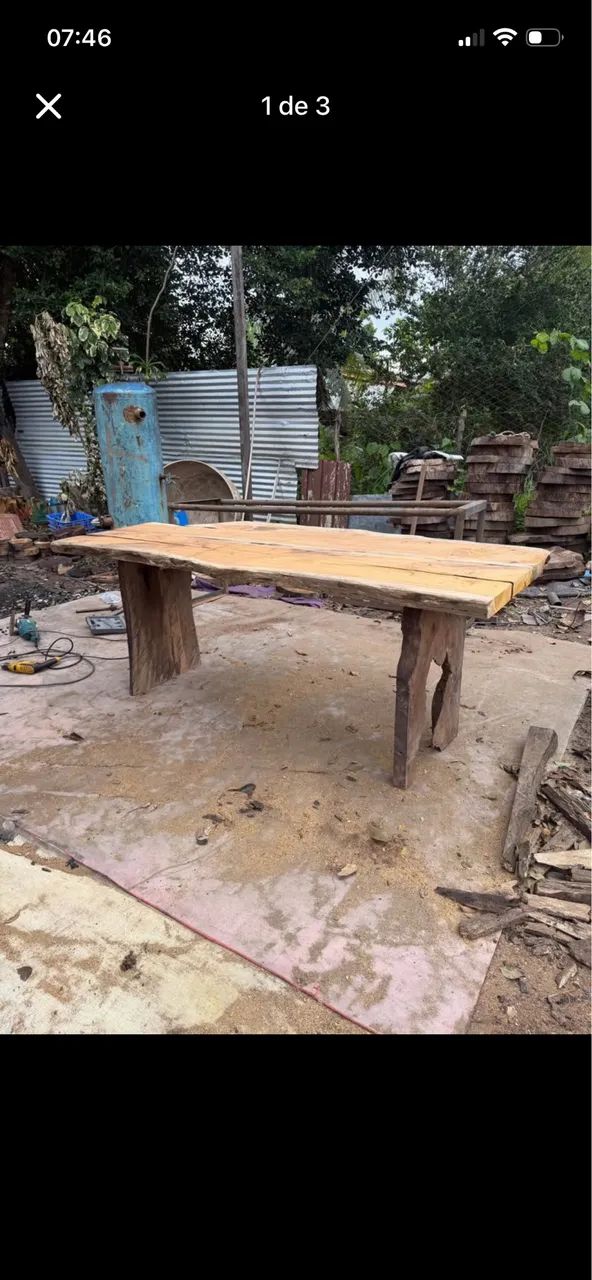 Mesa rústica em madeira de lei