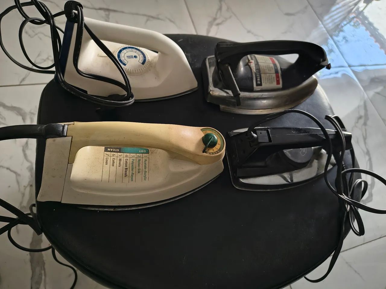 Lote com quatro ferros de passar roupa  - Foto 3