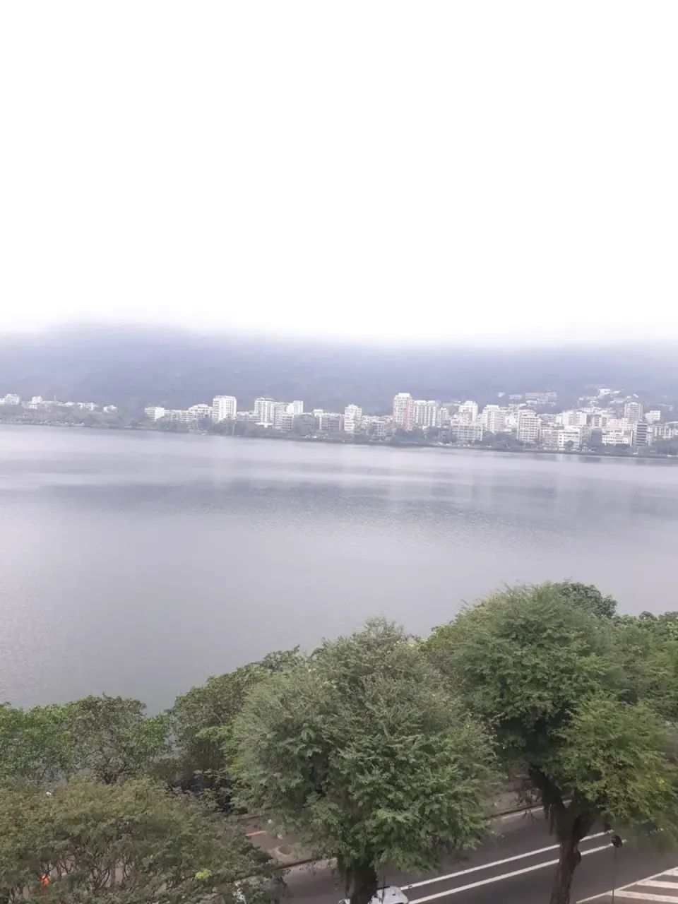 ESPETACULAR FLAT NA LAGOA COM SERVICOS!!