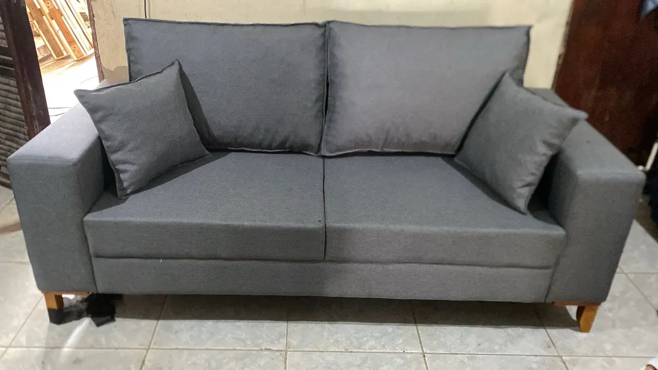 Sofá retrô no tecido linho 