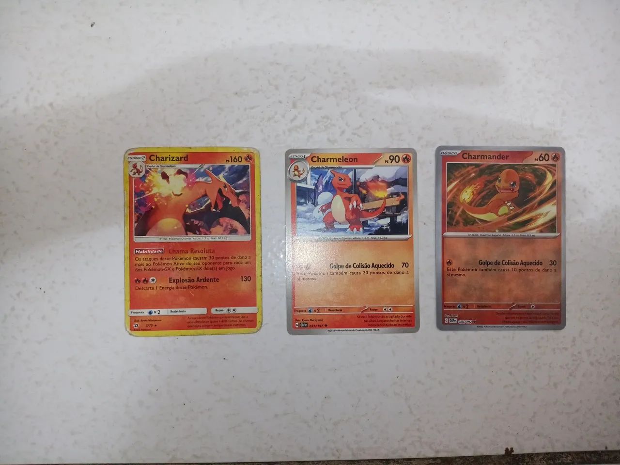 Evolução completa do charizard com carta rara do charizard de 2018