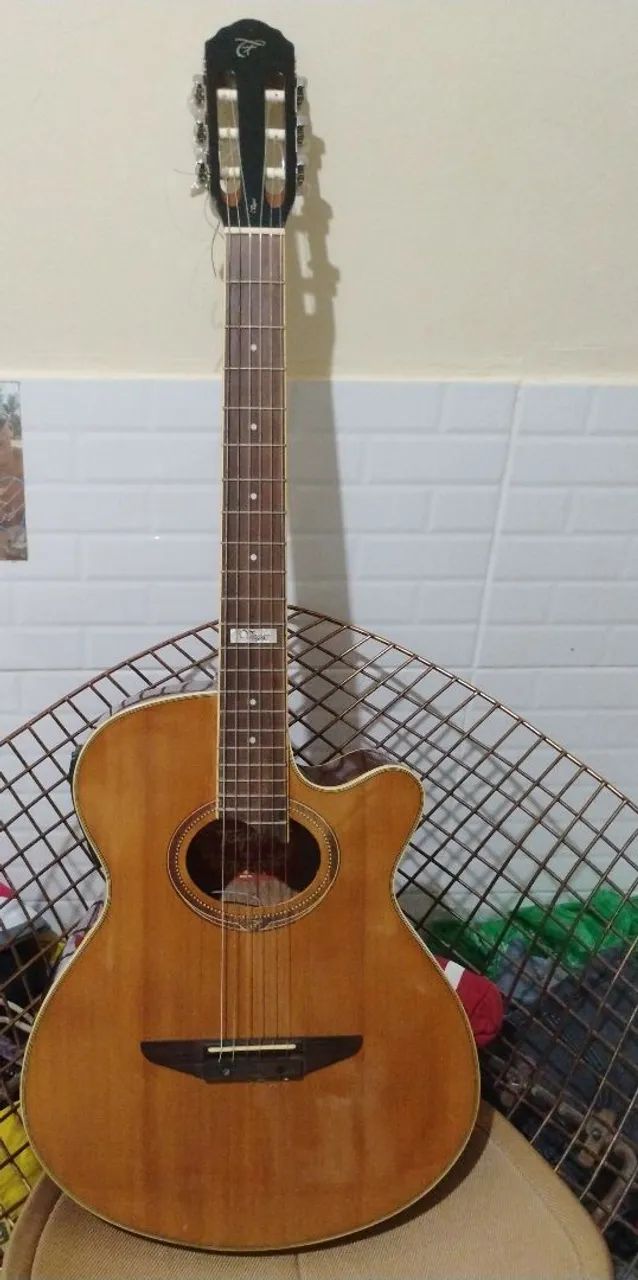 Violão elétrico e Caixa de som 