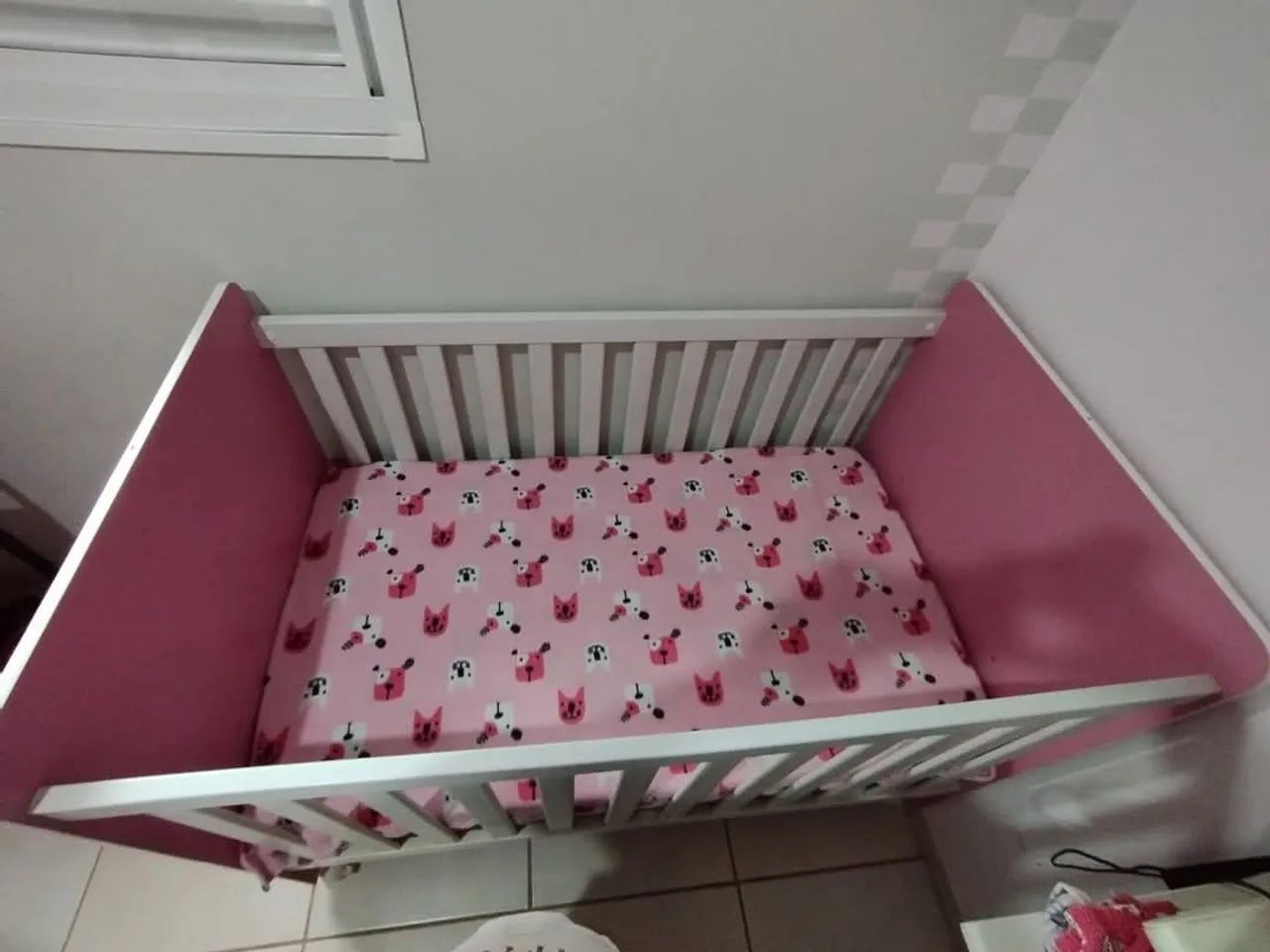 Berço rosa e branco