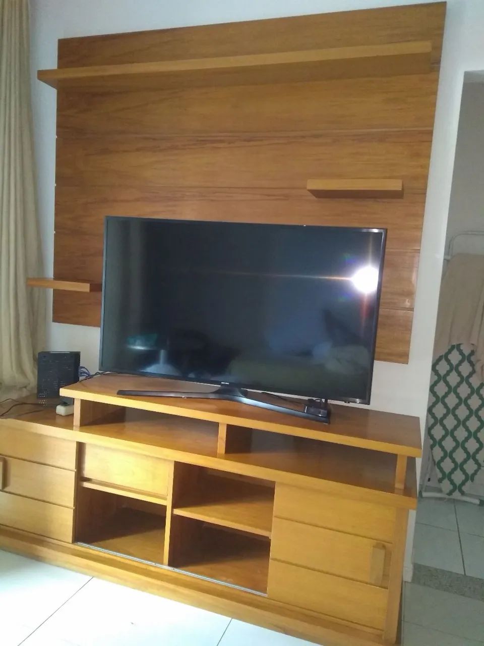 Rack com painel em madeira maciça  - Foto 3
