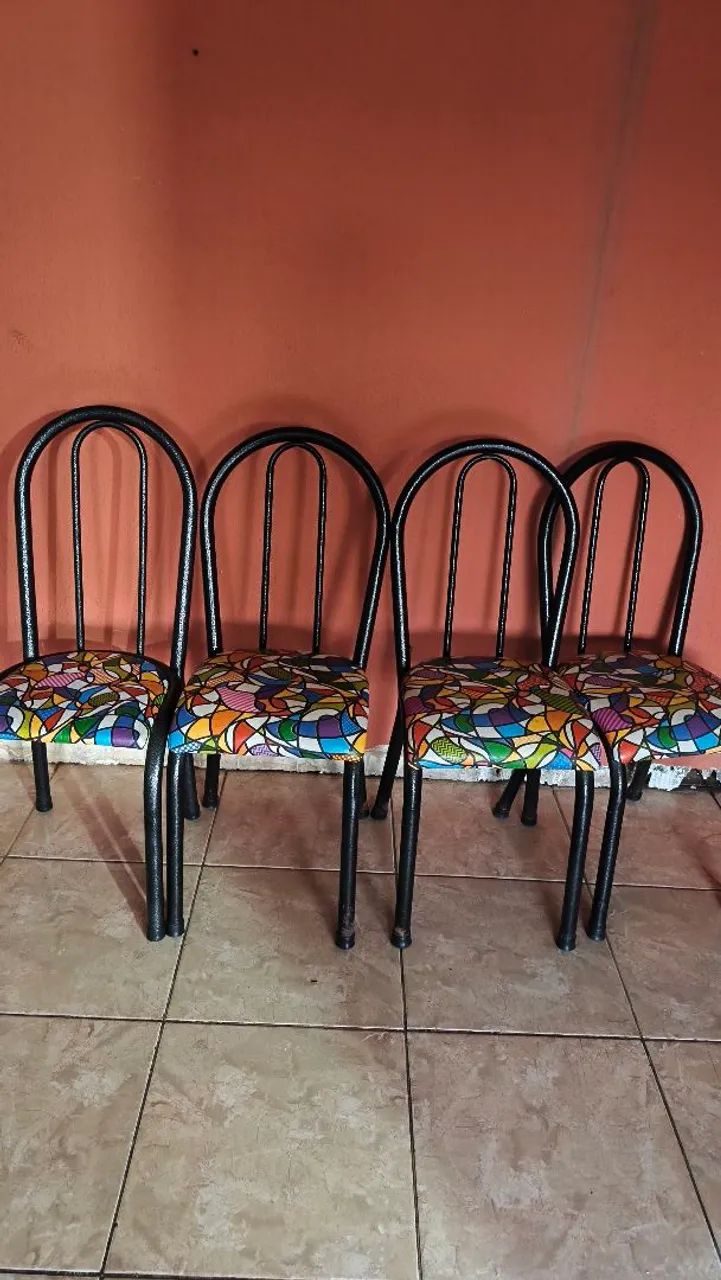 4 cadeiras semi nova 600,00