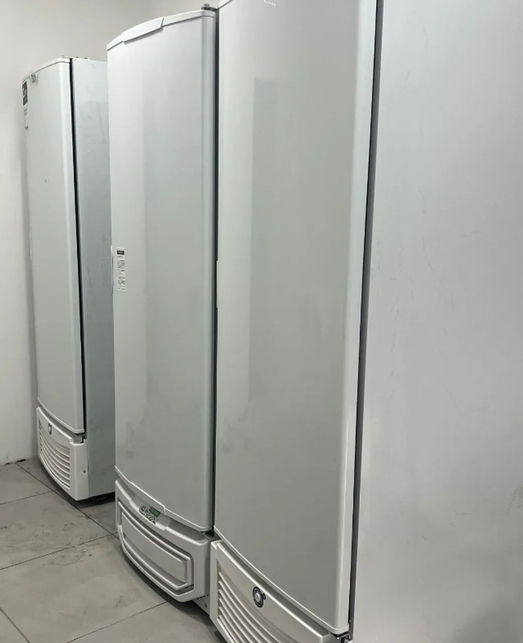 Freezer vertical 569L (resfria e congela)