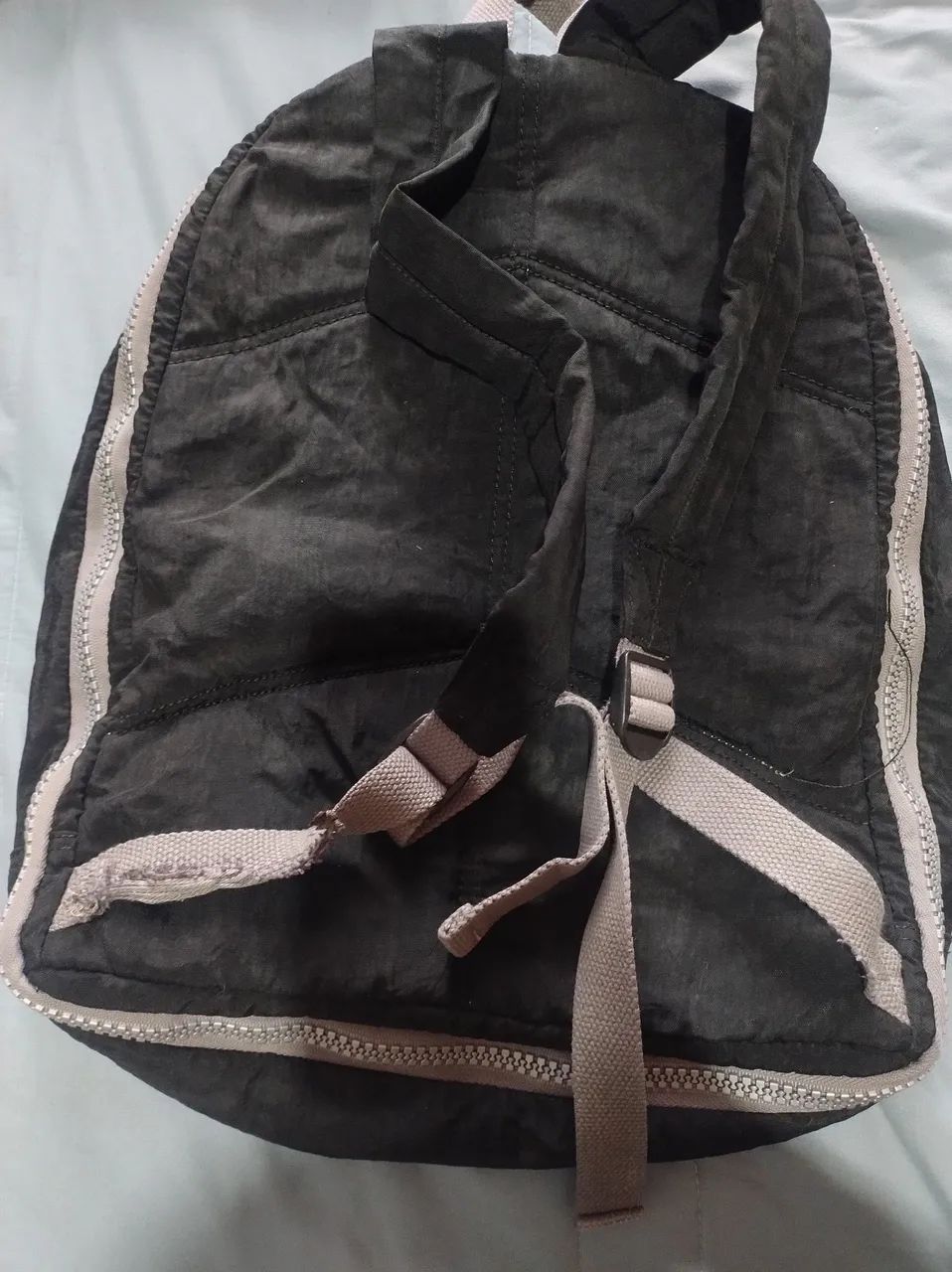 Mochila kliping preta com extensor com detalhes  - Foto 2