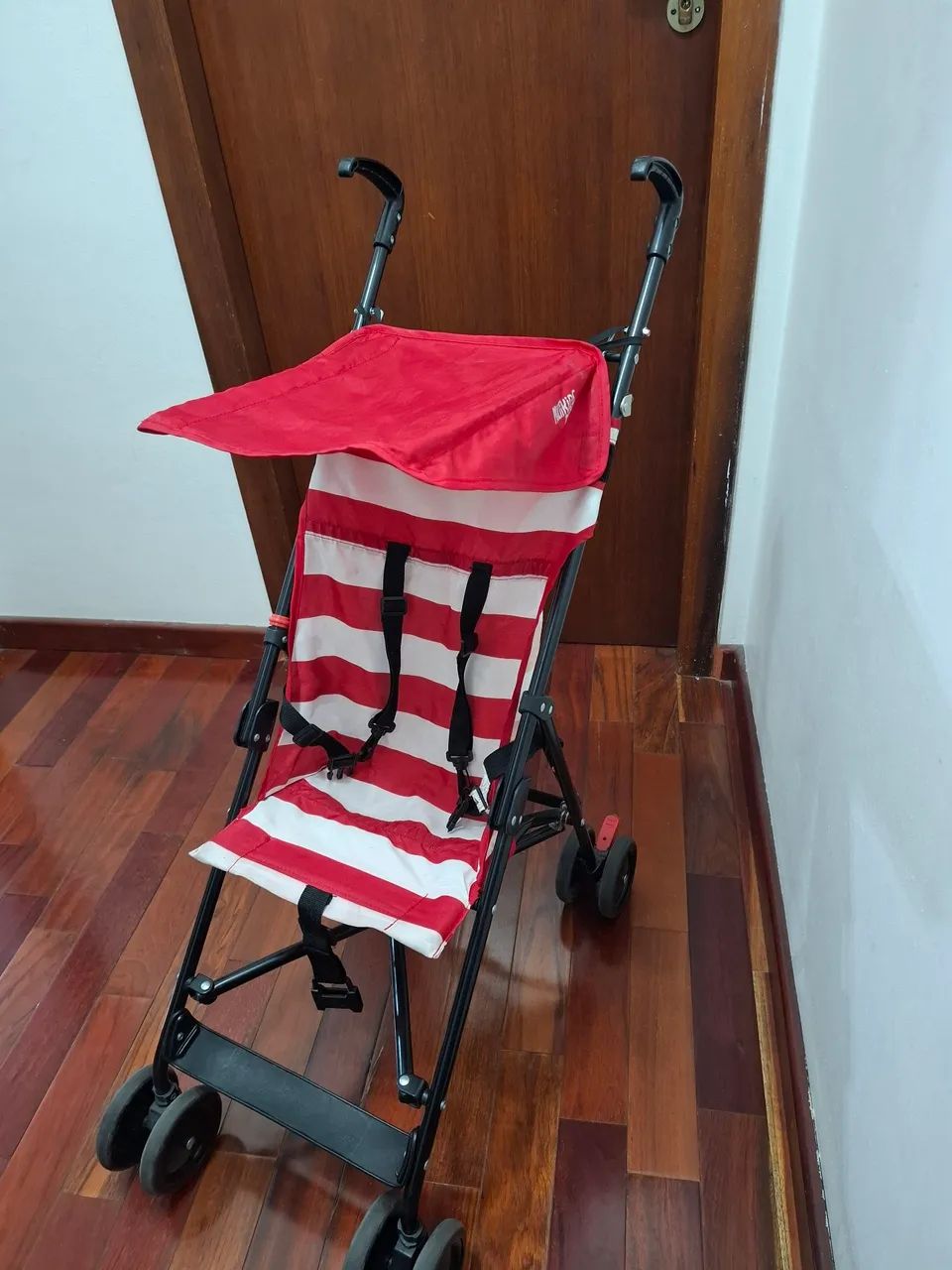 Carrinho de bebê modelo guarda-chuva 