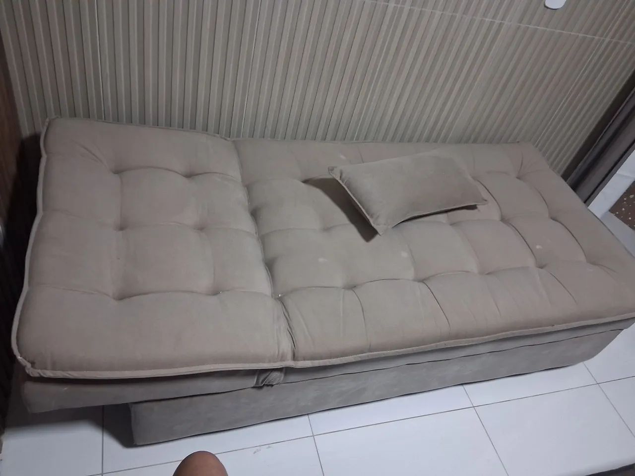 Vendo sofa tufon semi novo retratil.