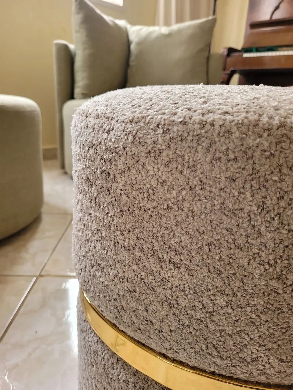 Puff Decorativo Redondo Orgânico Boucle Camurça  - Foto 3
