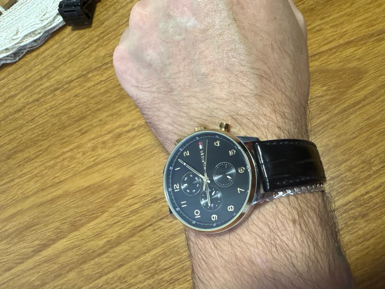 Relógio Tommy Hilfiger dourado com pulseira de couro - Foto 2