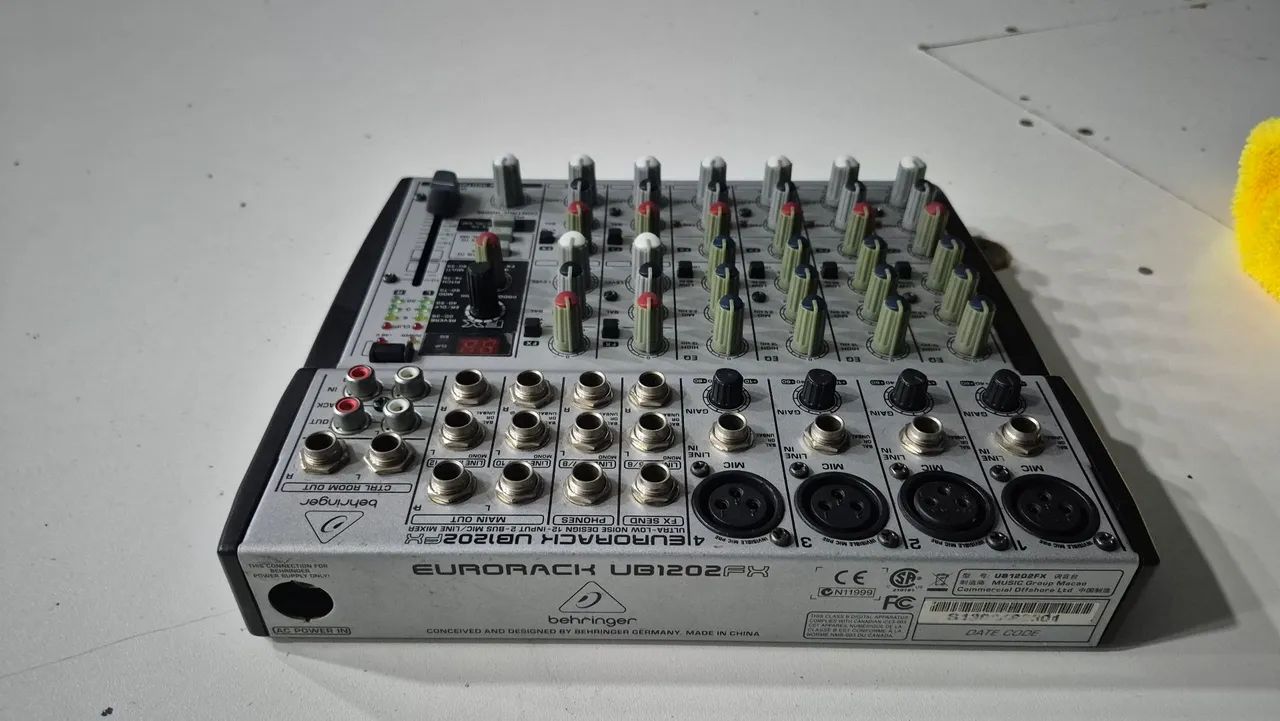 Mesa de som behringer eurorack ub1202 fx - Foto 4