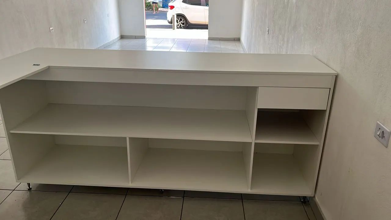 Balcão Para Loja com prateleiras CONSERVADO