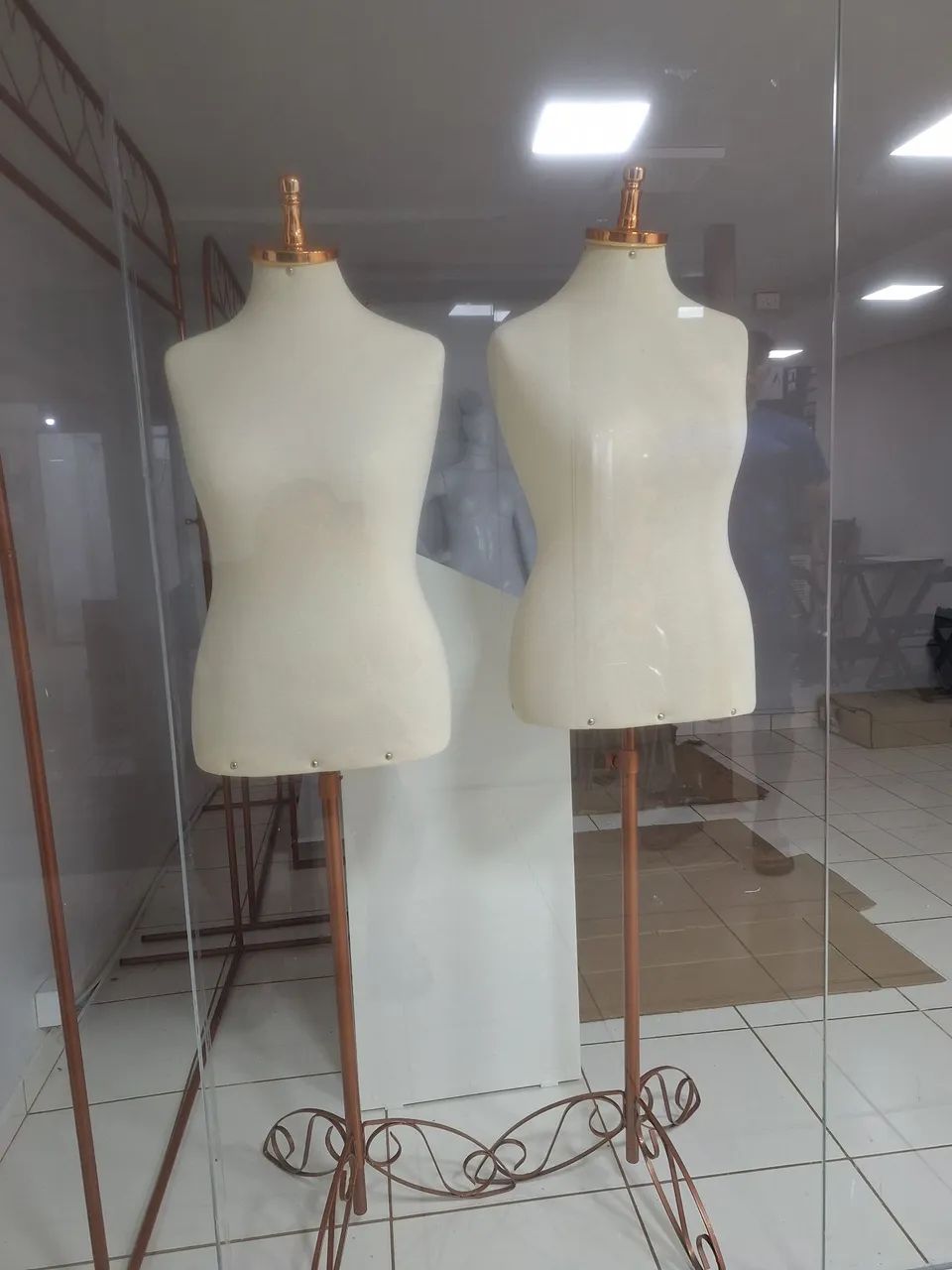 Manequin 46/48 feminino Busto com base vantagem dourada e tampa cromada removível 